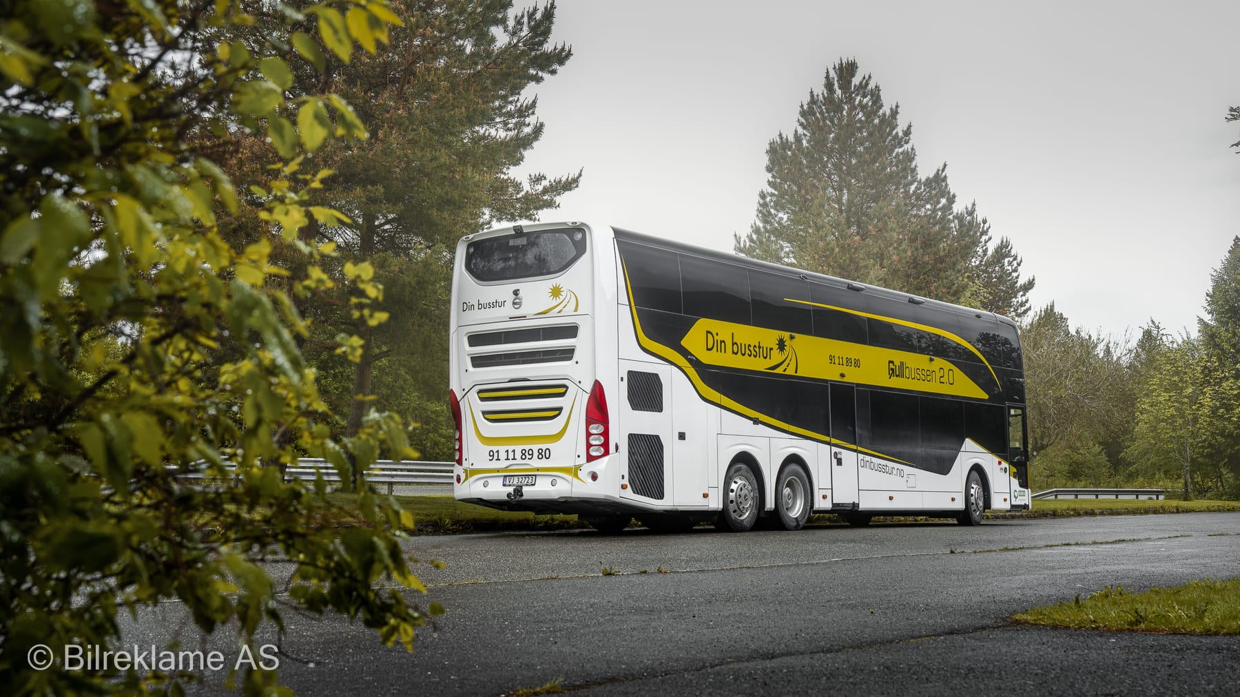 Gullbussen 2.0 skrått bakfra, med to dekk og Din Busstur-profilering