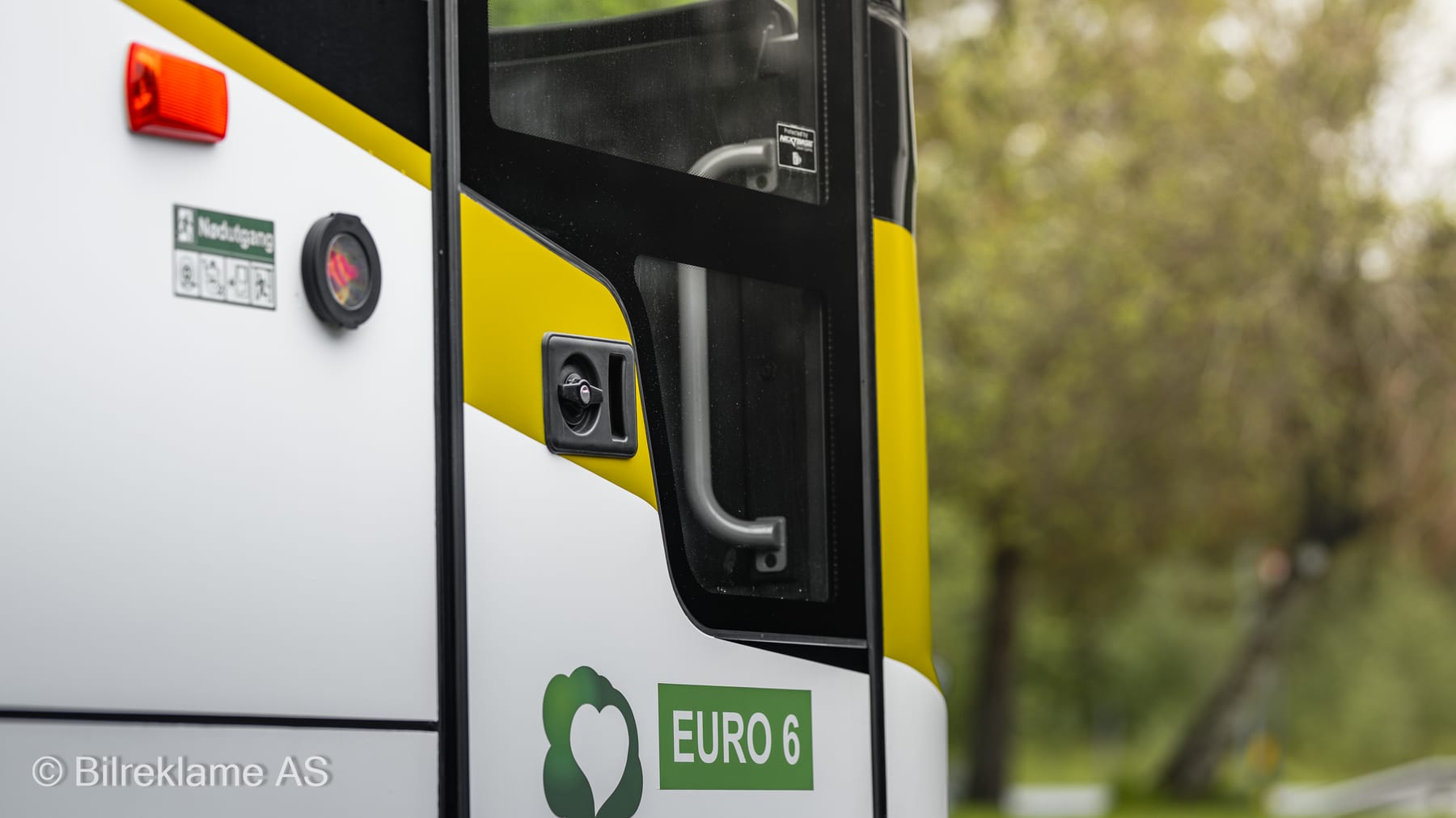 Døra på dobbeltdekkeren, med Euro 6-merket