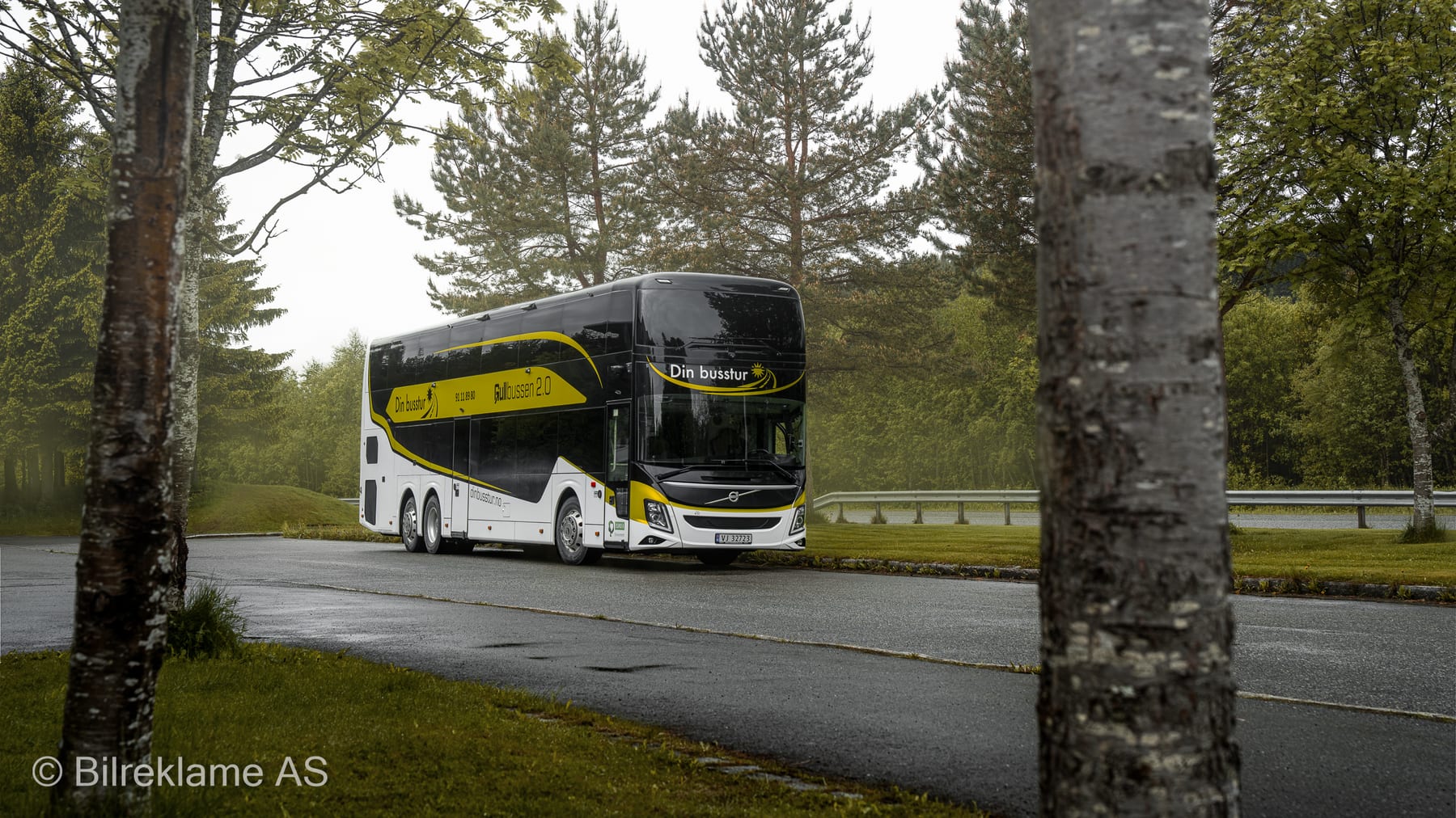 Dobbeltdekkeren skrått forfra, med Din Busstur-logoen over frontruta