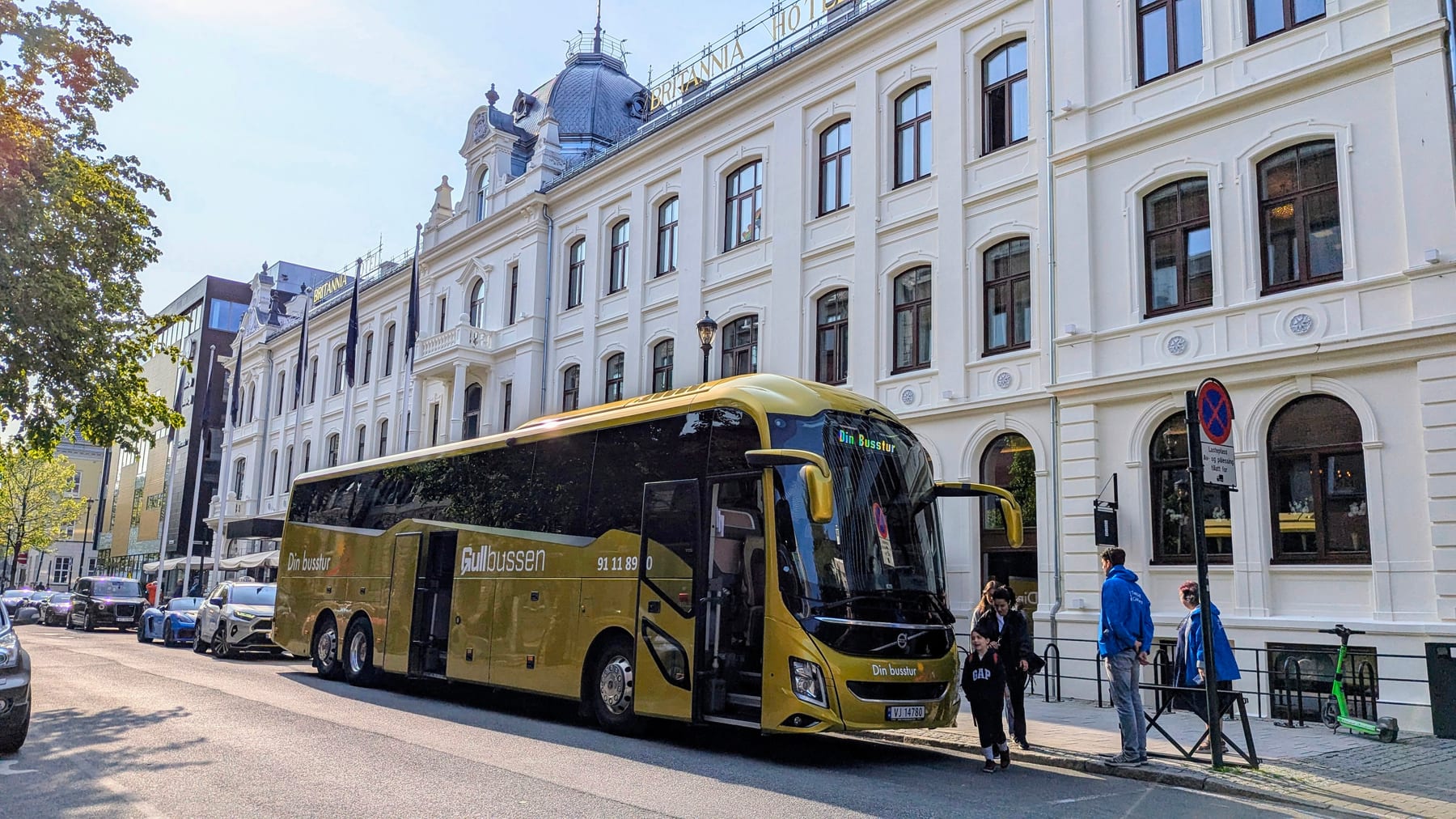 Gullbussen ved Britannia Hotel i Trondheim, med passasjerer på vei om bord