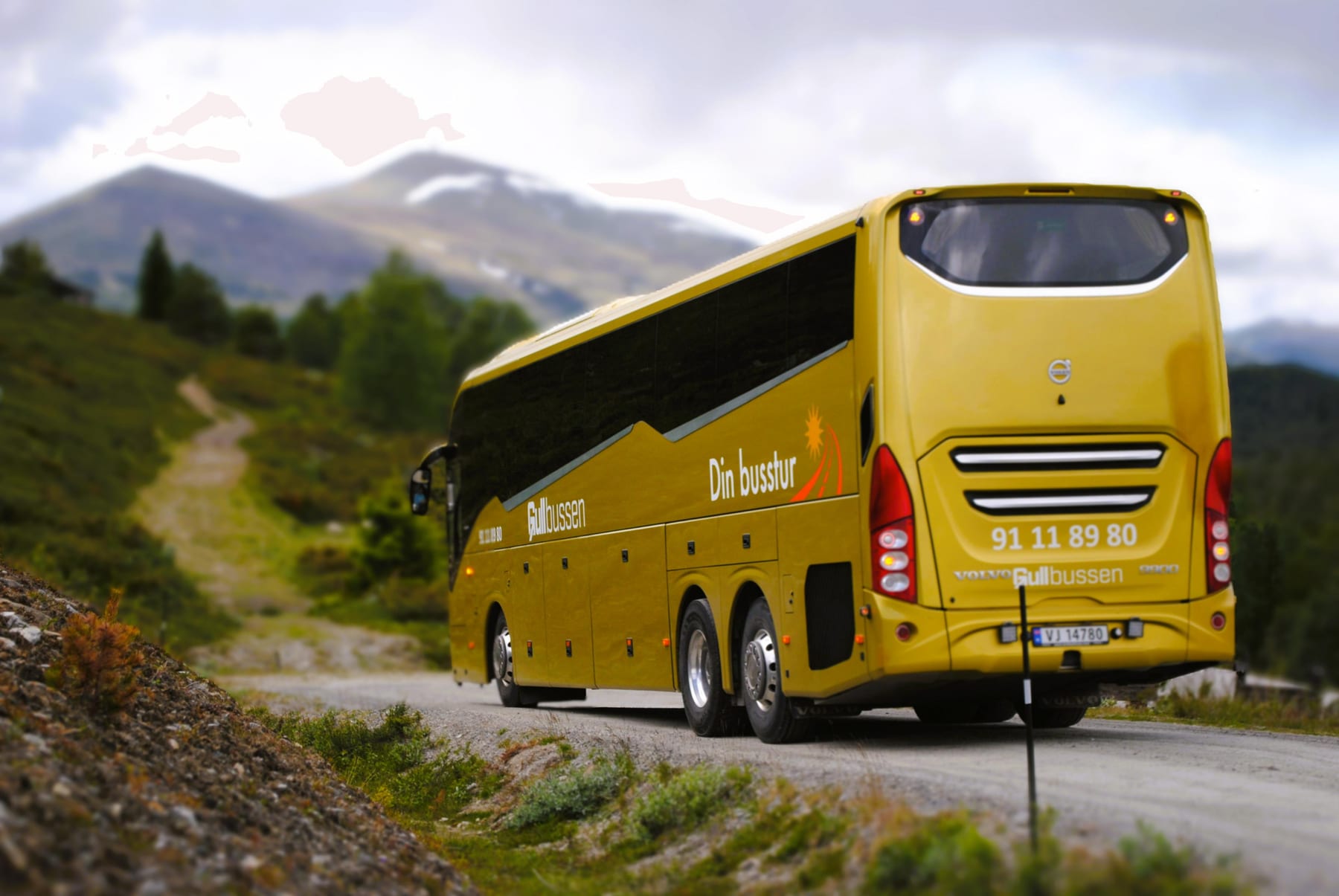 Gullbussen bakfra på vei innover fjellet