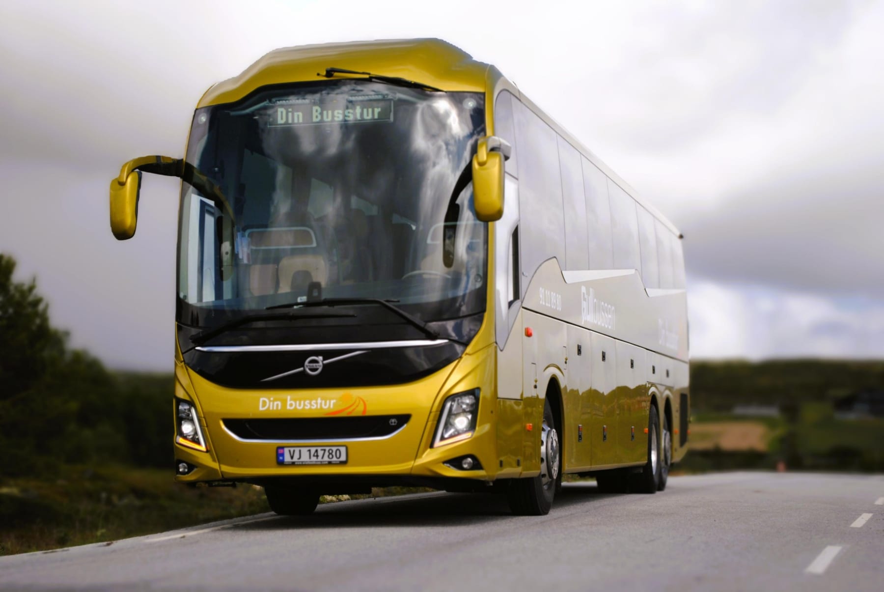 Gullbussen – Volvo 9900 turbuss med sjåfør på vei over fjellet