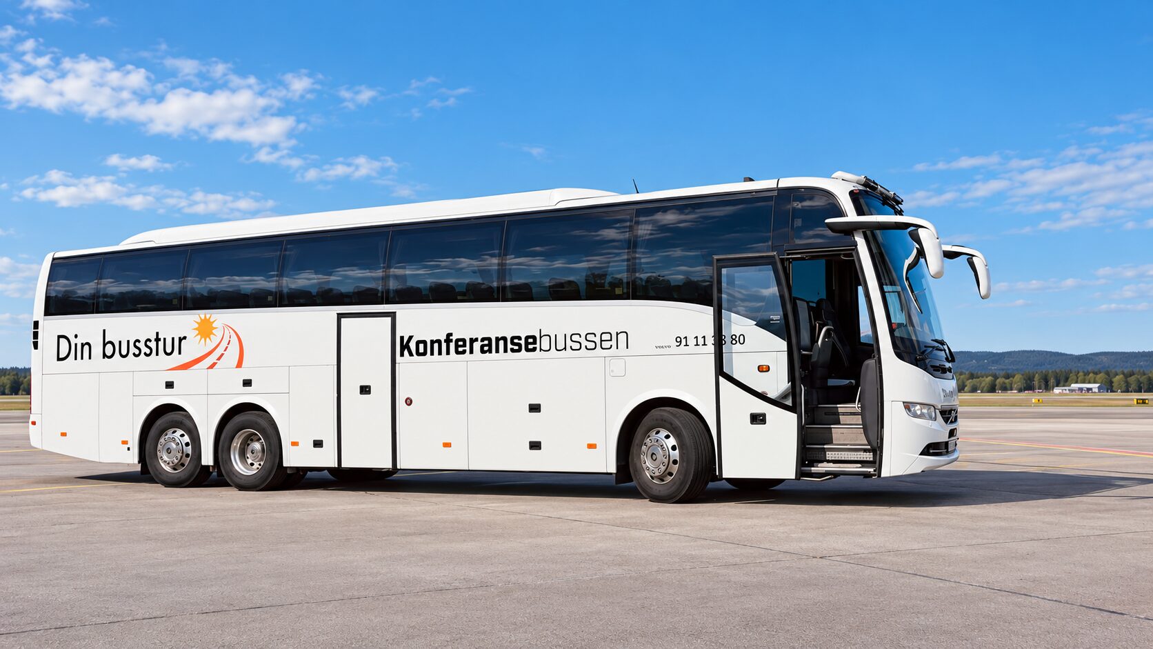 Konferansebussen – hvit Volvo 9900 turbuss med Din Busstur-logo og åpen dør