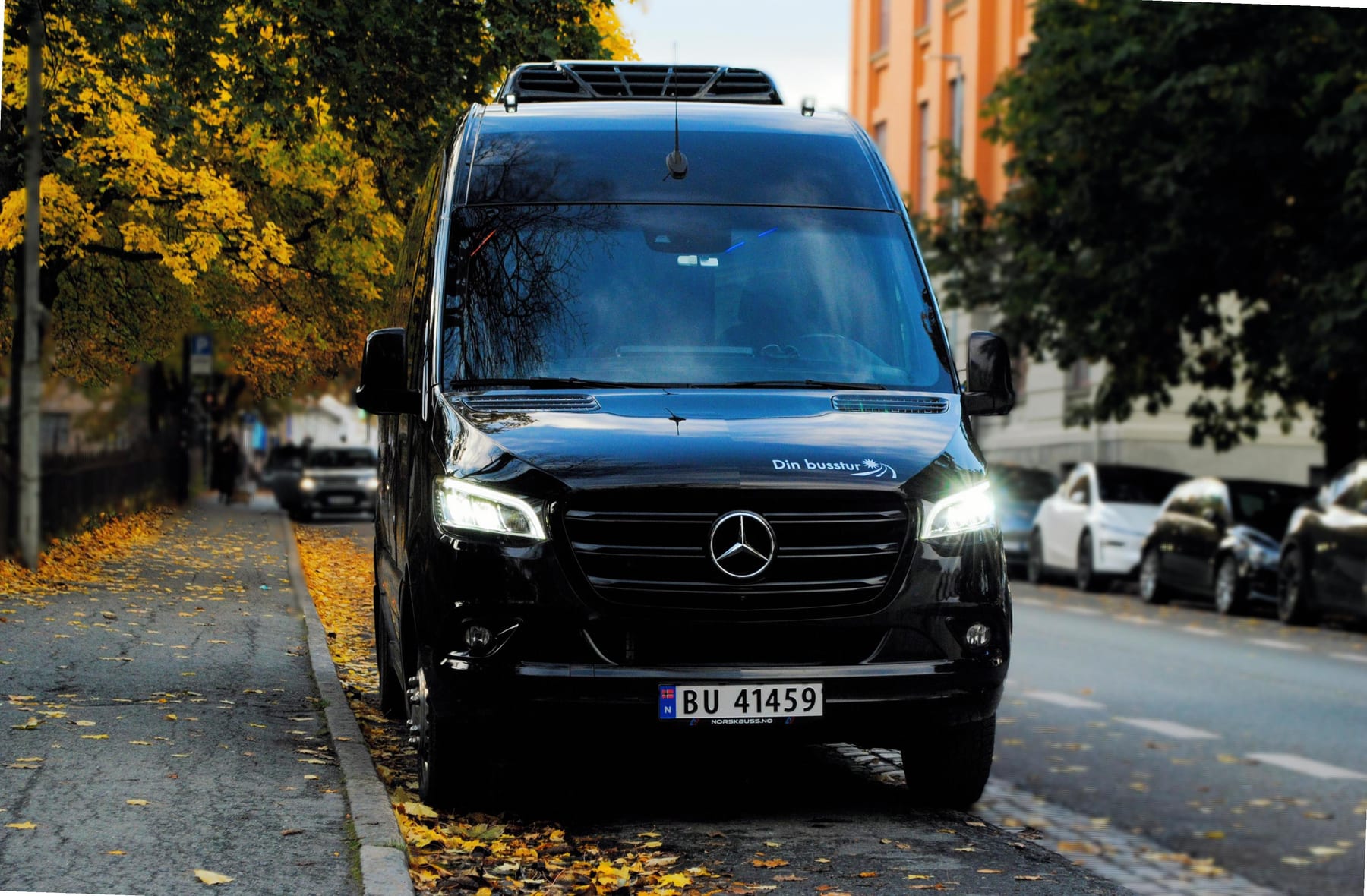 Lux'en – sort Mercedes Sprinter med sjåfør, forfra i Trondheim