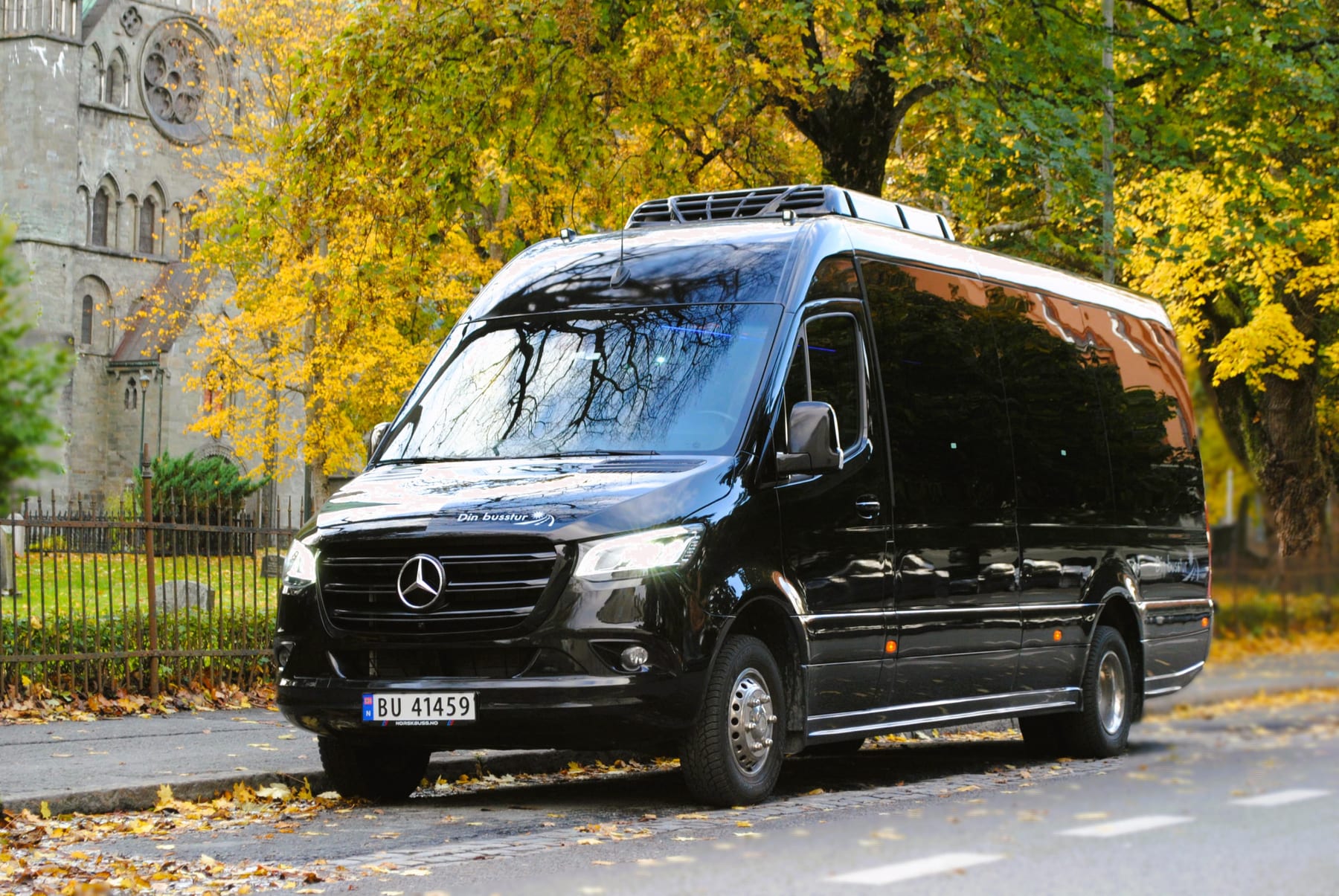 Lux'en – sort Mercedes Sprinter minibuss med sjåfør, en høstdag i Trondheim